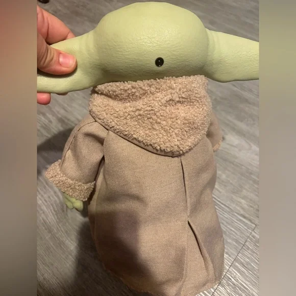 Interactive Grogu plush toy from Star Wars, The Child, with movement (Baby Yoda) - Picture 5 of 8